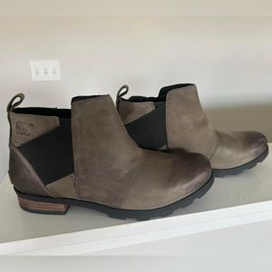 Sorel Emelie Chelsea boot (color) Quarry, Black. Size 11